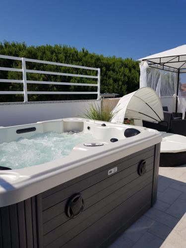 Fotografie z fotogalerie ubytování Luxury penthouse with private jacuzzi v destinaci San Mauro a Mare