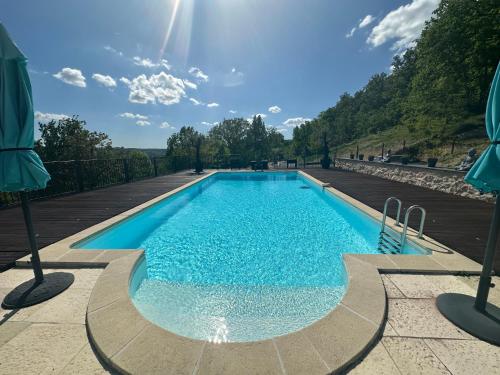 - une piscine d'eau bleue sur une terrasse dans l'établissement La Maison Culier, à Sainte-Alauzie