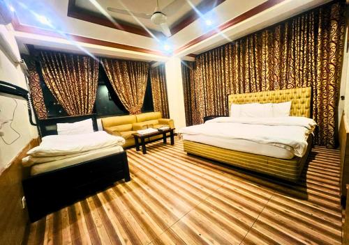 Postel nebo postele na pokoji v ubytování New Islamabad Hotel