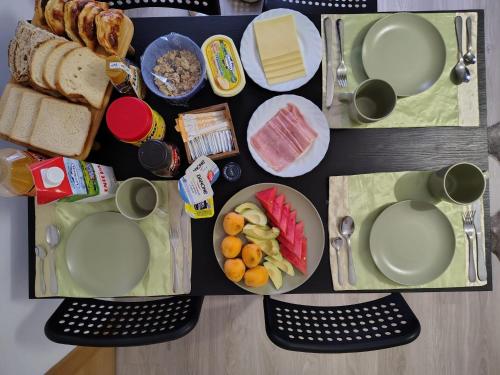 Еда / где поесть недалеко от варианта проживания в семье