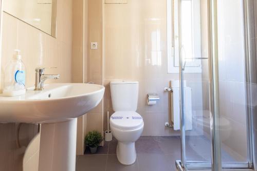 Ένα μπάνιο στο Santander Centro I 3 Hab I Wifi I Smart TV