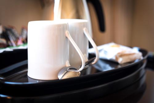 Příslušenství pro přípravu čaje a kávy v ubytování Inverlea Guest House