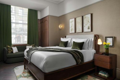 Postel nebo postele na pokoji v ubytování Montcalm Mayfair, Autograph Collection