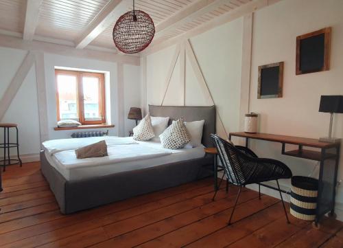 a bedroom with a bed and a table and chairs at Stadtvilla An der Viergelindenbrücke in Rostock