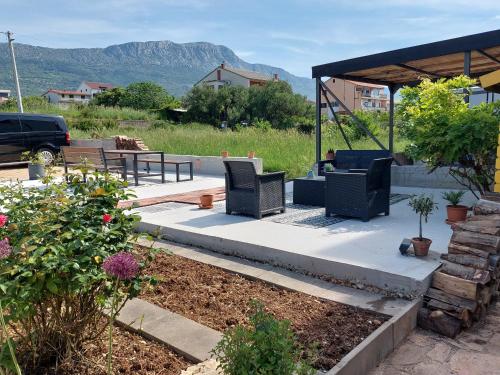Spacious apartment with Balcony and Parking close to the sea in Split area in Kastela