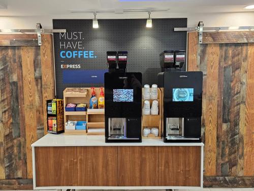 a coffee shop with a counter with coffee machines at Holiday Inn Express Hotel & Suites Dickson by IHG in Dickson