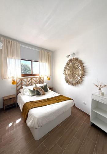 a bedroom with a bed and a mirror on the wall at Vv Estudio88 in Valverde