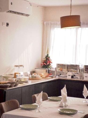 a kitchen with a table with chairs and a counter at Résidences Les Hauts de l'Indenié in Abidjan