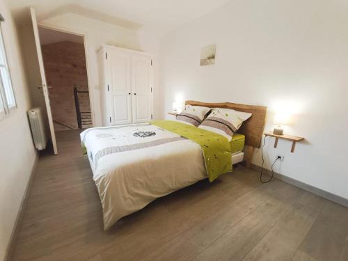 une chambre avec un grand lit avec une couverture jaune dans l'établissement Charming House Between Land & Sea, à Barbery