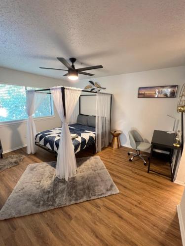 Postel nebo postele na pokoji v ubytování SLEEK LUXE GEM DownTown Dallas 2Bd 2Ba