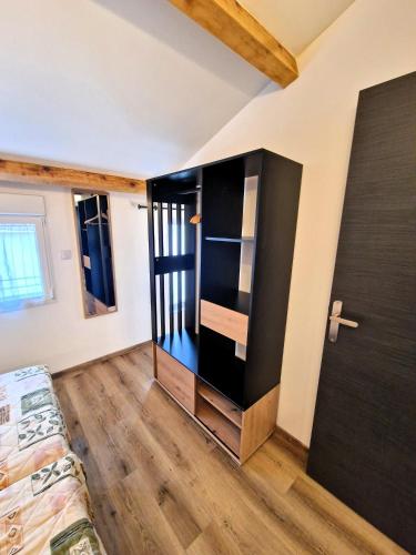a room with a tv and a bed in a room at Hotel La Reserve in Vic-la-Gardiole
