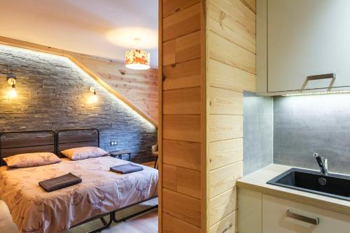 una piccola camera con letto e lavandino di Apart Hôtel des Cols a Bordères-Louron