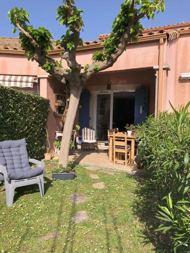 un arbre dans la cour d'une maison dans l'établissement Logement 4 pers - Béziers au bord du Canal du Midi à prox des plages, à Béziers