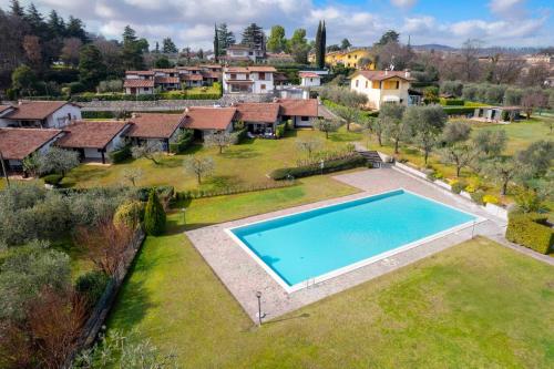 widok z lotu ptaka na dom z basenem w obiekcie Villa Bellavista con piscina w mieście Soiano del Lago