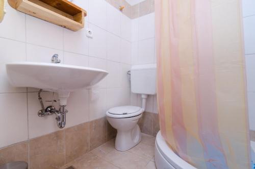 Bilik mandi di Apartments Felix