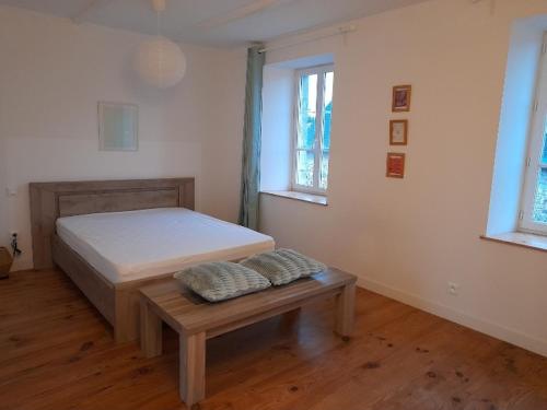 - une chambre avec un lit, un banc et 2 fenêtres dans l'établissement La Campagne de Bas, à Heugueville-sur-Sienne