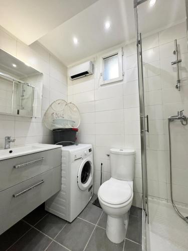 La salle de bains est pourvue de toilettes et d'un lave-linge. dans l'établissement Appartement proche du centre ville, à Marseille