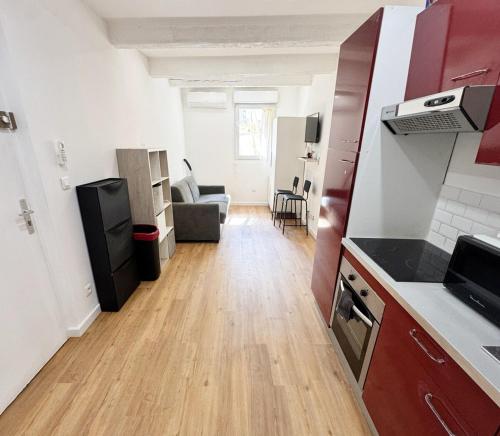 une pièce avec une cuisine et un salon dans l'établissement Appartement proche du centre ville, à Marseille