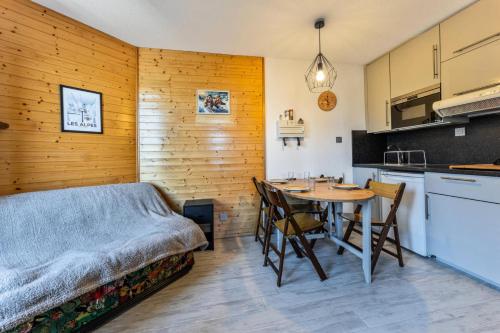 une chambre avec un lit et une table et une cuisine dans l'établissement Résidence L'oustal - Agréable 2 pièces proche du centre 1650 MAE-3441, aux Orres