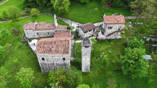 an aerial view of an old building in the grass at Incantevole rifugio nel castello di Ahrensperg in Pulfero