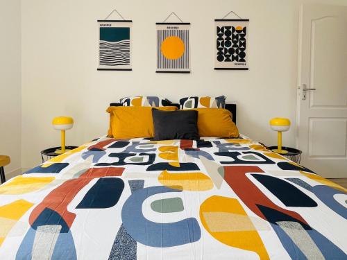 une chambre avec un lit avec une couette colorée dans l'établissement Cambrai Cosy Home, à Cambrai