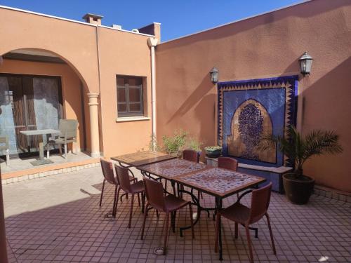 Chambre Ifrane, Riad 7 au village naturiste Couple only