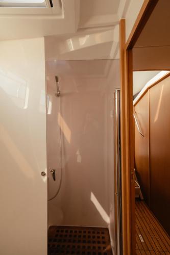a bathroom with a shower stall in a room at Yacht by Strandhotel - hotel service & wellness in Cadzand