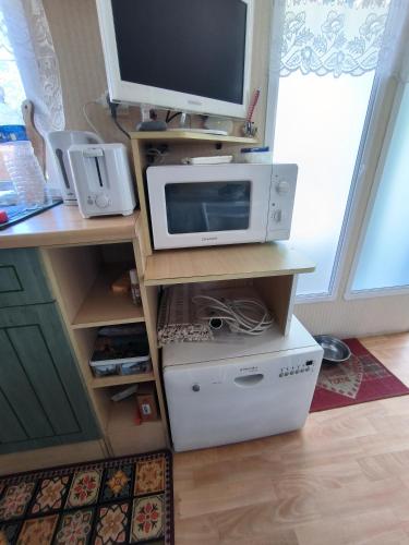 Elle comprend un bureau avec une télévision et un ordinateur. dans l'établissement Mobil home Kermit côté atantique royan 17 camping 3 étoiles, à Breuillet