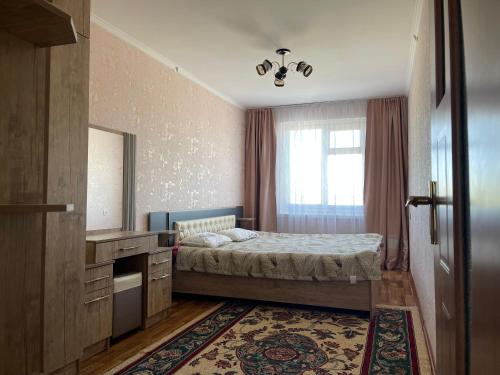 sypialnia z łóżkiem, umywalką i lustrem w obiekcie Khanordo w mieście Tamga