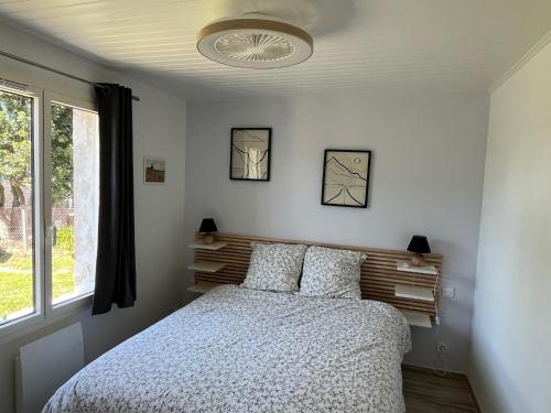 a bedroom with a bed and a window at Maison 4 chambres & jardin à Chéray in Saint-Georges-dʼOléron