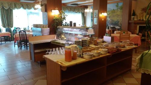 un buffet in un ristorante con cibo su un tavolo di Hotel La Piroga a Calceranica al Lago