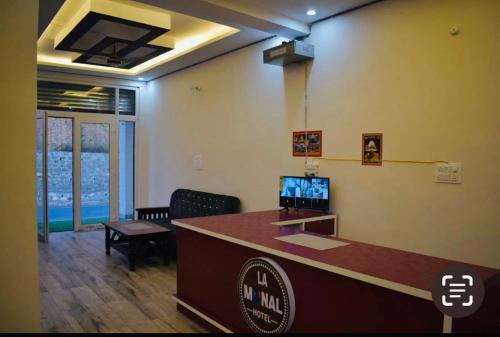 Una televisión o centro de entretenimiento en La Monal Hotel