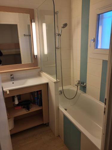 une salle de bain avec une baignoire, un lavabo et une douche dans l'établissement Perfect holidays, à Saint-Raphaël