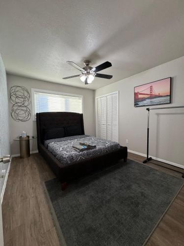 Postel nebo postele na pokoji v ubytování 1 STATE FAIR l DT Dallas l FIFA READY l Staycation 1Bd1Ba