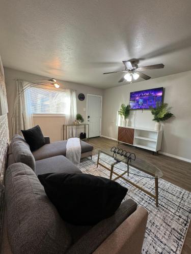 TV a/nebo společenská místnost v ubytování 1 STATE FAIR l DT Dallas l FIFA READY l Staycation 1Bd1Ba
