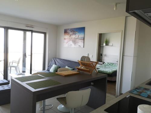 une cuisine et un salon avec une table et des chaises dans l'établissement Apartment with sea views, à Berck-sur-Mer