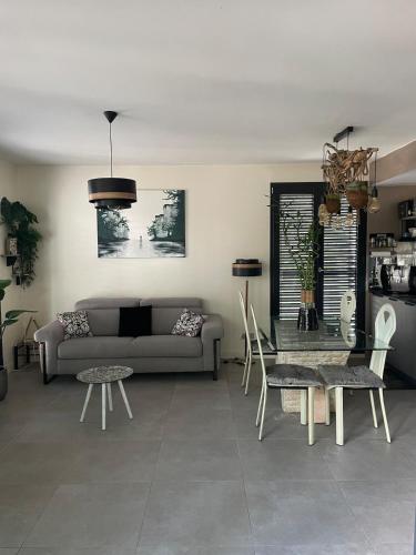 un salon avec un canapé, une table et des chaises dans l'établissement Cœur du vieux Lyon et zone de loisir, à Lyon