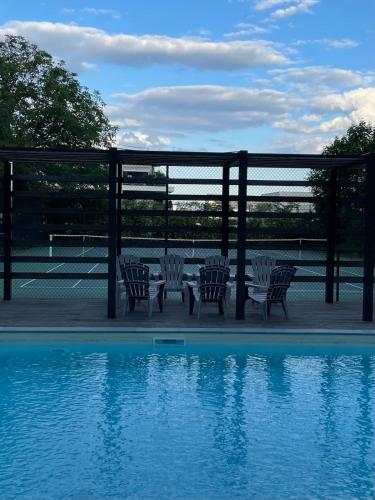 un groupe de chaises assises à côté d'une piscine dans l'établissement Cœur du vieux Lyon et zone de loisir, à Lyon
