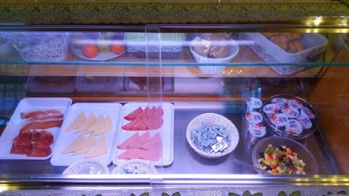 un frigorifero pieno di diversi tipi di alimenti di Hotel La Piroga a Calceranica al Lago