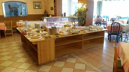 un buffet in un ristorante con molto cibo di Hotel La Piroga a Calceranica al Lago