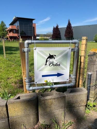 a sign for a dog park in a field at Orka in Varsseveld