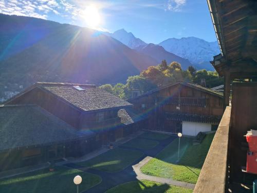 - une vue sur une maison avec des montagnes en arrière-plan dans l'établissement Au coeur des Alpes, à Saint-Gervais-les-Bains
