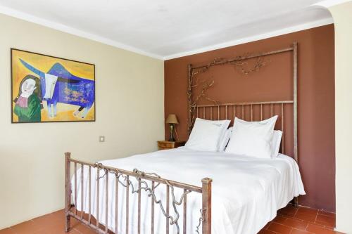 une chambre avec un lit et un tableau au mur dans l'établissement Countryside Villa Provence - Pool Tennis & horses, à Saint-Cannat