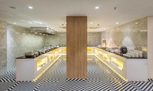 a room with a kitchen with aasteryasteryasteryasteryasteryasteryasteryasteryastery at Effotel by Sayaji Navi Mumbai in Navi Mumbai