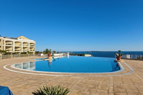 une piscine avec l'océan en arrière-plan dans l'établissement Appartement Cannes vue sur mer, à Cannes