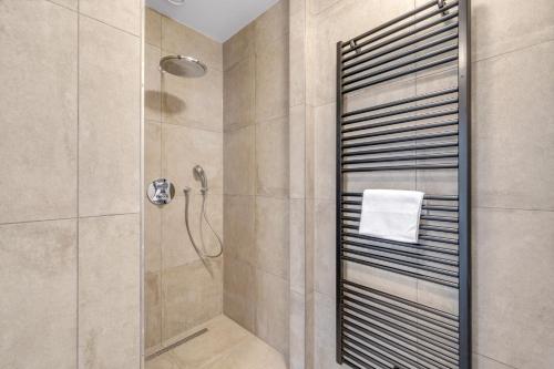 アウウドルプにあるAppartement Outside (4P) - Residence Kabbelaarsbankの浴室のガラス扉付きシャワー