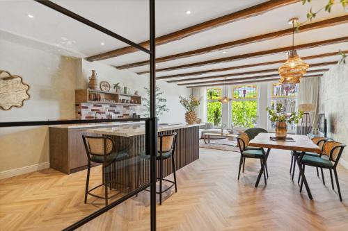a kitchen and dining room with a table and chairs at STONEBRIDGE boutique apartments - City centre in Alkmaar