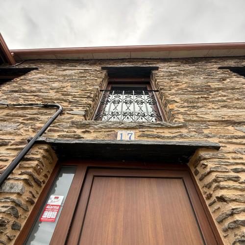 ein Fenster über einer Tür an einem Backsteingebäude in der Unterkunft A Barreira in Ferrol