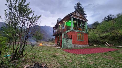 ein kleines Haus auf einem Feld in der Unterkunft MJ cafe and homestay in Jāmb