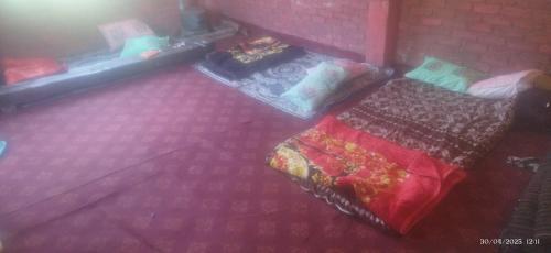 eine Draufsicht auf ein Schlafzimmer mit zwei Betten in der Unterkunft MJ cafe and homestay in Jāmb